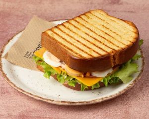 Brioche Ψωμάκι με Αυγό και Cheddar